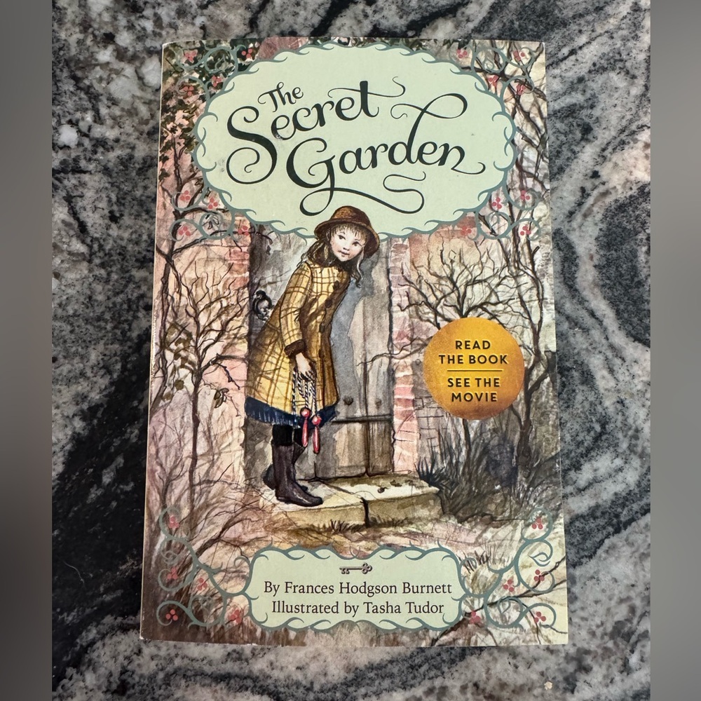 The Secret Garden Paperback Book by Frances Hodgson Burnett